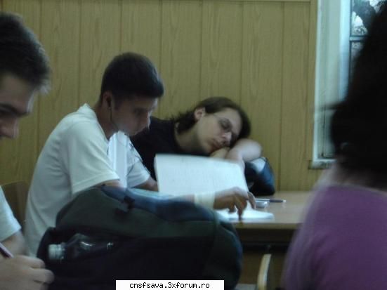 eu i-as lua lu' gutzu o perna. orele de mate nu vor mai fi niciodata la fel acolo in ultima banca,
